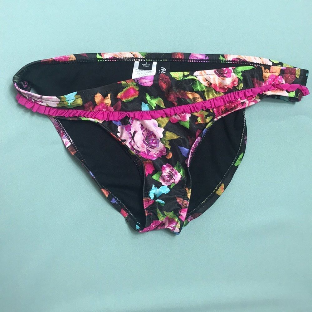 Floral Pattern Swimsuit. - Picture 5 of 8